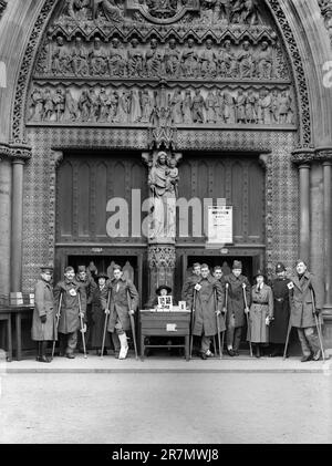 Récupération des États-Unis Soldats emmenés pour voir les sites, Westminster Abbey, Londres, Angleterre, Royaume-Uni, American National Red Cross Photograph Collection, entre 1917 et 1919 Banque D'Images