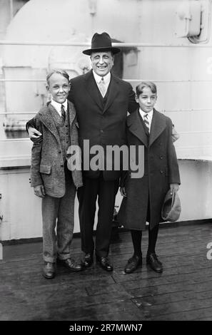 William Randolph Hearst avec les fils William, Jr. (À gauche), et John (à droite), sur le bateau de croisière RMS Aquitania, bain News Service, mai 1922 Banque D'Images