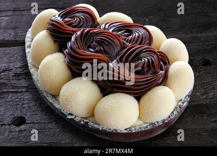 Œuf de pâques brésilien farci de chocolat et de crème, goûté avec une cuillère. Tradition de Pâques au Brésil Banque D'Images