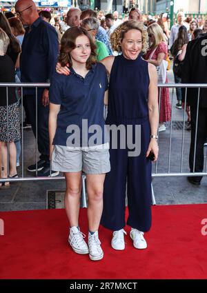 Londres, Royaume-Uni. 13th juin 2023. Cathy Newman (R) et son invité assistent à la soirée de gala pour « Grease the musical » au Dominion Theatre de Londres. (Photo de Brett Cove/SOPA Images/Sipa USA) crédit: SIPA USA/Alay Live News Banque D'Images