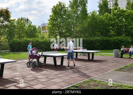 Moscou, Russie - 1 juin. 2022. Court de tennis de table public dans le microdistrict 15 Zelenograd Banque D'Images