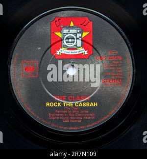 Label central de la version simple de sept pouces de Rock la Casbah par The Clash, qui a été publié en 1982 Banque D'Images