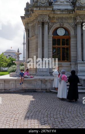 Groupe d'enfants près de la Tour de l'horloge de Dolmabahçe près du Palais de Dolmabahçe (hors photo), Istanbul, Turquie Banque D'Images