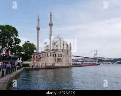 Mosquée Büyük-Mecidiye alias Mosquée Ortaköy, à Ortaköy à côté du Bosphore à Istanbul, Turquie. Banque D'Images