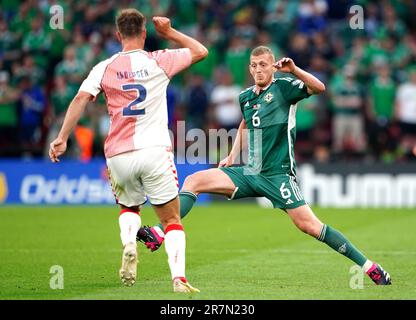 George Saville (à droite), en Irlande du Nord, et Joachim Andersen, au Danemark, se battent pour le ballon lors du match de qualification du groupe H de l'UEFA Euro 2024 au Parken Stadium, à Copenhague. Date de la photo: Vendredi 16 juin 2023. Banque D'Images