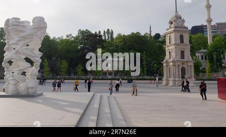 Clocher et œuvres d'art à Tophana aka Nusretiye, Istanbul, Turquie. Les gens passent devant profiter de la chaude soirée. Banque D'Images