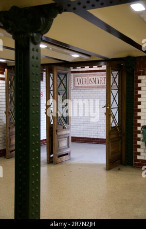 BUDAPEST, HONGRIE - 04 MARS 2019 : vue intérieure d'une station de métro de style rétro dans le vieux quartier de Budapest Banque D'Images