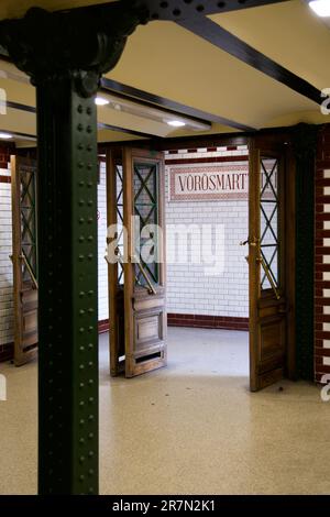 BUDAPEST, HONGRIE - 04 MARS 2019 : vue intérieure d'une station de métro de style rétro dans le vieux quartier de Budapest Banque D'Images