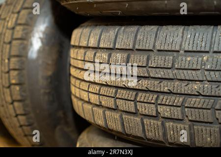 Pneus de voiture d'occasion dans l'atelier. Banque D'Images
