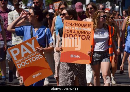 Londres, Royaume-Uni. 16th juin 2023. Les médecins juniors tiennent des écriteaux à l'appui de la juste rémunération pendant la démonstration. Les jeunes médecins ont défilé dans le centre de Londres et organisé un rassemblement sur la place du Parlement alors que leur grève se poursuit sur la restauration des salaires. (Photo de Vuk Valcic/SOPA Images/Sipa USA) crédit: SIPA USA/Alay Live News Banque D'Images