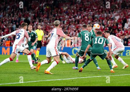 George Saville, d'Irlande du Nord (deuxième à gauche), marque le premier but de son camp avant de voir le but exclu pour les offside via VAR lors du match de qualification de l'UEFA Euro 2024 du groupe H au stade Parken, à Copenhague. Date de la photo: Vendredi 16 juin 2023. Banque D'Images