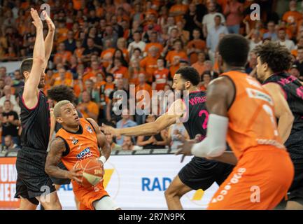 Neu Ulm, Allemagne. 16th juin 2023. Basket-ball: Bundesliga, ratiopharm Ulm - Telekom paniers Bonn, championnat, finale, match 4 à l'arène ratiopharm. Yago Mateus dos Santos (M) d'Ulm vise le panier. Credit: Stefan Puchner/dpa/Alay Live News Banque D'Images