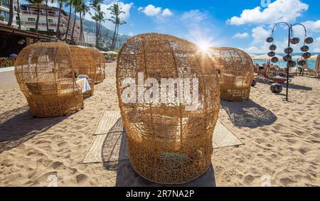 Restaurants et cafés avec vue sur l'océan sur la plage Playa de Los Muertos à Puerto Vallarta Malecon. Banque D'Images