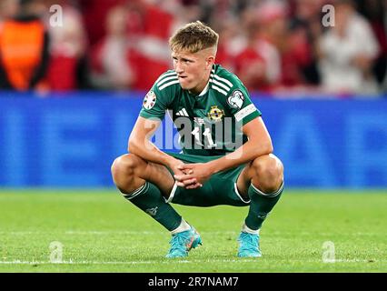 Callum Marshall, en Irlande du Nord, semble abattu à la suite de la défaite du match de qualification du groupe H de l'UEFA Euro 2024 au stade Parken, à Copenhague. Date de la photo: Vendredi 16 juin 2023. Banque D'Images