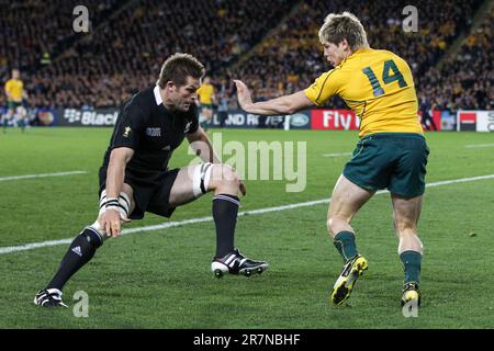 Le capitaine de la Nouvelle-Zélande Richie McCaw défie James O'Connor, en Australie, lors du deuxième match semi-final de la coupe du monde de rugby 2011, Eden Park, Auckland, Nouvelle-Zélande, dimanche, 16 octobre 2011. Banque D'Images