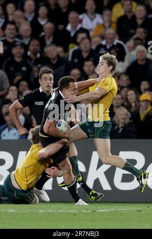 Le Dagg israélien de Nouvelle-Zélande est attaqué par James O’Connor, un australien, lors du deuxième match semi-final de la coupe du monde de rugby 2011, Eden Park, Auckland, Nouvelle-Zélande, dimanche, 16 octobre 2011. Banque D'Images