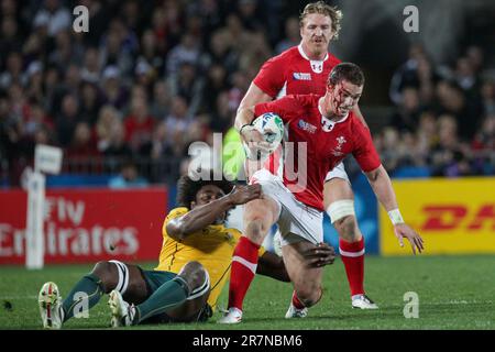 Wales George North faces est affrontée par Radyke Samo d'Australie lors du match de bronze final de la coupe du monde de rugby 2011, Eden Park, Auckland, Nouvelle-Zélande, vendredi, 21 octobre 2011. Banque D'Images