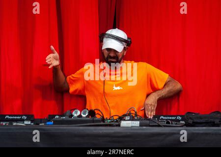 Barcelone, Catalogne, Espagne. 16 juin 2023. Concert à Sónar by Day - SonarVillage by Estrella Damm. Ahadadream (Royaume-Uni) le deuxième jour de la célébration du trentième anniversaire du festival de Sònar. Avec un poids croissant dans la scène de nuit de Londres, avec les sons de club très percussif, dans sa session, il prendra le public sur un voyage à travers les cultures du funky britannique, kuduro, gqom et même amapiano. Crédit : Cisco Pelay / Alay Live News Banque D'Images