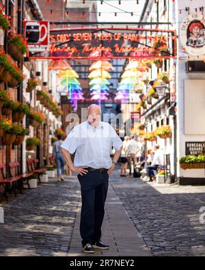 Willie Jack, propriétaire du célèbre Duke of York et du Harp Bar dans le quartier de la cathédrale de Belfast, qui a été fait un MBE (membre de l'ordre de l'Empire britannique) pour des services aux arts et au tourisme à Belfast, dans la liste des honneurs d'anniversaire du Roi. Date de la photo: Jeudi 15 juin 2023. Banque D'Images