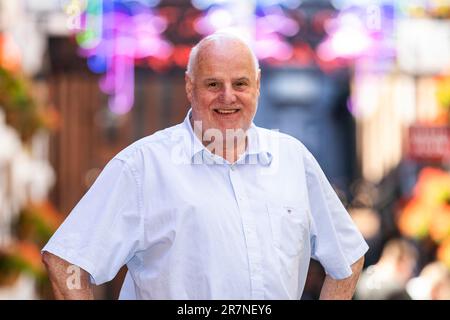 Willie Jack, propriétaire du célèbre Duke of York et du Harp Bar dans le quartier de la cathédrale de Belfast, qui a été fait un MBE (membre de l'ordre de l'Empire britannique) pour des services aux arts et au tourisme à Belfast, dans la liste des honneurs d'anniversaire du Roi. Date de la photo: Jeudi 15 juin 2023. Banque D'Images