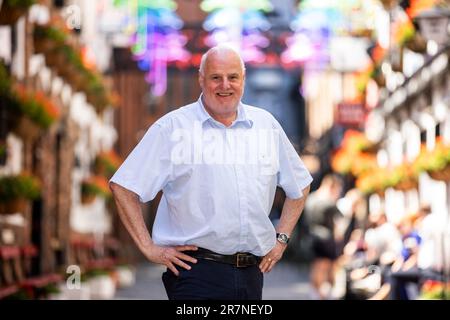 Willie Jack, propriétaire du célèbre Duke of York et du Harp Bar dans le quartier de la cathédrale de Belfast, qui a été fait un MBE (membre de l'ordre de l'Empire britannique) pour des services aux arts et au tourisme à Belfast, dans la liste des honneurs d'anniversaire du Roi. Date de la photo: Jeudi 15 juin 2023. Banque D'Images