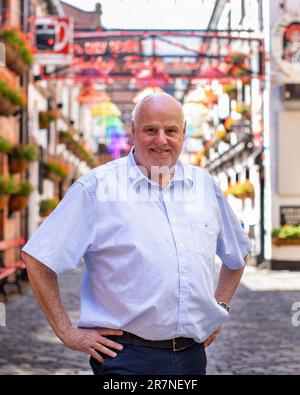 Willie Jack, propriétaire du célèbre Duke of York et du Harp Bar dans le quartier de la cathédrale de Belfast, qui a été fait un MBE (membre de l'ordre de l'Empire britannique) pour des services aux arts et au tourisme à Belfast, dans la liste des honneurs d'anniversaire du Roi. Date de la photo: Jeudi 15 juin 2023. Banque D'Images