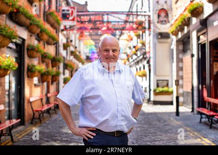 Willie Jack, propriétaire du célèbre Duke of York et du Harp Bar dans le quartier de la cathédrale de Belfast, qui a été fait un MBE (membre de l'ordre de l'Empire britannique) pour des services aux arts et au tourisme à Belfast, dans la liste des honneurs d'anniversaire du Roi. Date de la photo: Jeudi 15 juin 2023. Banque D'Images