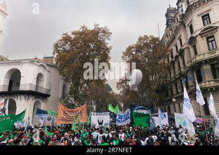 Buenos Aires, Argentine. 16th juin 2023. La manifestation, qui a une portée nationale, avec des mobilisations et des barrages routiers, avait pour objectif de « rendre les politiques du FMI » et d'exiger une augmentation d'urgence et un salaire universel qui génère un « choc de distribution ». L'épicentre était la ville de Buenos Aires où les colonnes convergeaient sur l'Avenida de Mayo et le 9 de Julio pour marcher vers la Plaza de Mayo. (Crédit : Esteban Osorio/Alay Live News) Banque D'Images