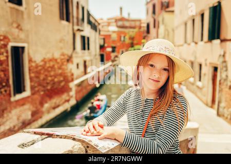 Petite fille jouant dans les rues de Venise. Voyage en famille avec des enfants Banque D'Images