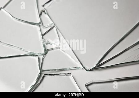 Arrière-plan en verre brisé pour vos images isolées sur blanc. De nombreux grands fragments de morceaux émiettés Banque D'Images