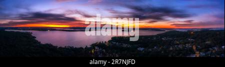 Coucher de soleil coloré au-dessus du lac Macquarie en Australie depuis la plage de Murrays paysage aérien panoramique. Banque D'Images