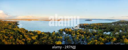 Lever du soleil panorama aérien du lac Macquarie en Australie autour de la plage de Murraies Swansea sur la côte Pacifique. Banque D'Images