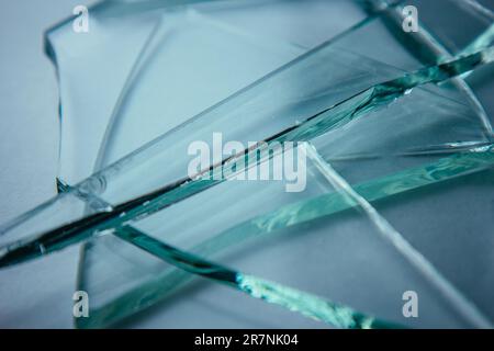 Arrière-plan en verre brisé pour vos images isolées sur blanc. Beaucoup de grands fragments de verre se dispersant d'un marteau comme un concept de violence Banque D'Images