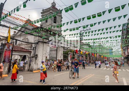 Cebu ville,Cebu,Philippines-17 janvier 2023:les Philippins se mêlent dans les rues à côté des portes de la célèbre et la plus ancienne église de Cebu,as Banque D'Images