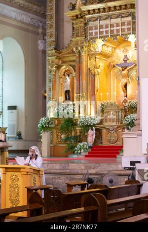 Cebu ville,Cebu,Philippines-17 janvier 2023:pendant un service de l'après-midi à la cathédrale principale de Cebu, une femme portant une tête de dentelle lit le Banque D'Images