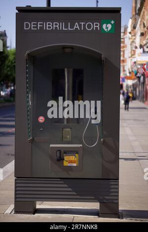 Streatham, Londres - 06 14 2023: Street Defibrillator machine Banque D'Images