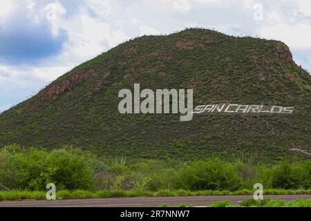 Lettres aux pierres blanches avec la légende San Carlos, Sonora, Mexique. (© photo: LuisGutierrez / NortePhoto.com) Letras con piedras de color blanco con la leyenda San Carlos, Sonora, México. (© Foto: LuisGutierrez / NortePhoto.com) Banque D'Images