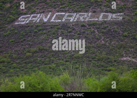 Lettres aux pierres blanches avec la légende San Carlos, Sonora, Mexique. (© photo: LuisGutierrez / NortePhoto.com) Letras con piedras de color blanco con la leyenda San Carlos, Sonora, México. (© Foto: LuisGutierrez / NortePhoto.com) Banque D'Images