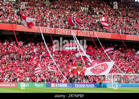 Copenhague, Danemark. 16th juin 2023. Les fans de football danois ont été vus sur les tribunes lors du match de qualification de l'UEFA Euro 2024 entre le Danemark et l'Irlande du Nord à Parken à Copenhague. (Crédit photo : Gonzales photo/Alamy Live News Banque D'Images