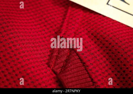 Sportswear rouge libre vue d'en haut. couture et Tricot respirant.. détails vestimentaires macro. Banque D'Images