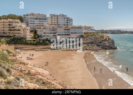 Route côtière sinueuse qui traverse les criques et les plages entre Pilons et le phare du Cap Salou. Tarragone, Côte d'Or, Catalogne. Banque D'Images