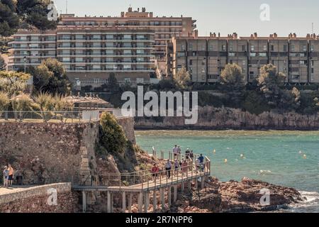 Route côtière sinueuse qui traverse les criques et les plages entre Pilons et le phare du Cap Salou. Tarragone, Côte d'Or, Catalogne. Banque D'Images