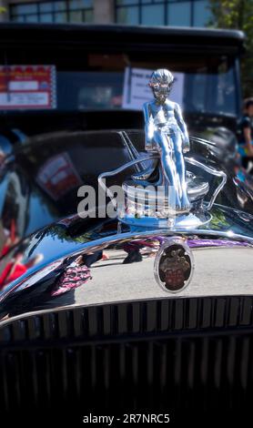 Décoration de capot de garçon coulissant Adonis, vue sur une automobile Packard 1931. Banque D'Images