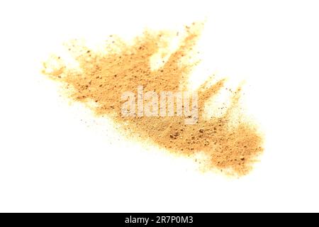 Pile de poussière brune dispersée sur fond blanc Banque D'Images