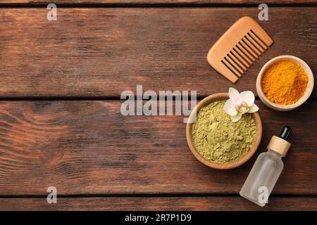 Composition de la couche plate avec henné et poudre curcuma sur table en bois, espace pour le texte Banque D'Images