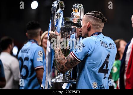 Istanbul, Turquie. 11 juin 2021. Kalvin Phillips du Manchester City FC célèbre le trophée lors de la cérémonie de remise des prix qui suit le match de football final de l'UEFA Champions League entre le Manchester City FC et le FC Internazionale. Credit: Nicolò Campo/Alay Live News Banque D'Images