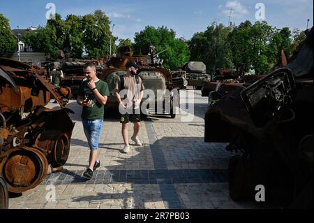 Kiev, Ukraine. 16th juin 2023. Les gens regardent des équipements militaires russes détruits et capturés dans une exposition en plein air au centre de Kiev. (Photo par Sergei Chuzavkov/SOPA Images/Sipa USA) crédit: SIPA USA/Alay Live News Banque D'Images