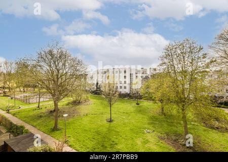 un complexe d'appartements avec de l'herbe verte et des arbres à l'avant - image est prise d'en haut, en regardant vers le bas à la pelouse Banque D'Images