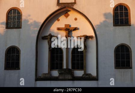 16 juin 2023, Basse-Saxe, Osnabrück: Des croix peuvent être vues à la petite église à la lumière du soleil couchant à la veille du jour œcuménique de l'église. Photo: Friso Gentsch/dpa Banque D'Images