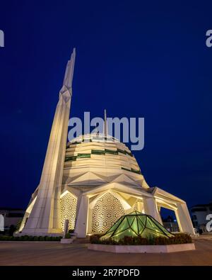 Prise de vue nocturne de la mosquée de la Faculté de théologie de l'Université de Marmara, une mosquée moderne à l'architecture islamique, située dans le quartier d'Uskudar, Istanbul, Turquie Banque D'Images